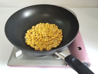 9、枸杞玉米烙, 用锅铲辅助倒出锅内的油。