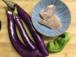 1、肉末茄子,准备好材料，猪肉100克，茄子3个，青椒1个。