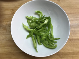3、肉末茄子,青椒去掉籽后洗净，切成丝备用。