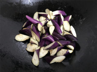 4、肉末茄子,锅中倒入适量油先把腌好的茄子放入煸至茄子边缘呈透明色后捞出。