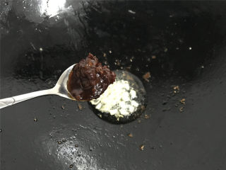 6、肉末茄子,然后加入一勺的郫县豆瓣酱。