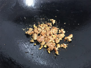 7、肉末茄子,炒匀后加入腌制好的肉末翻炒均匀。