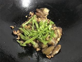 9、肉末茄子,再把切成丝的青椒一起放入翻炒。