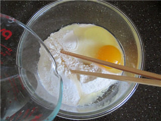 1、杂粮煎饼果子,混合果子材料：面粉100g，盐3g，鸡蛋1个，清水25g，花生油数滴