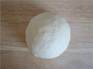 2、杂粮煎饼果子,和成均匀光滑的面团，盖上保鲜膜饧面5到10分钟