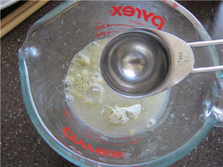 3、杂粮煎饼果子,混合面糊材料：面粉2大勺，玉米粉2大勺，绿豆粉2大勺，冷水7或8大勺（这是一个人的份量，看几个人吃，随着调整