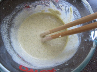 4、杂粮煎饼果子,搅拌均匀，用筷子挑起来，能够似断非断地滴落下来即可，静置备用（面糊稀，果子的面皮就薄；面糊稠，果子面皮就厚，依个人喜好和厨艺水平掌握）