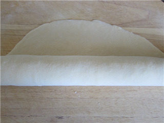 5、杂粮煎饼果子,饧好的面团用擀面杖擀到极薄，差不多是一张打印纸的程度，可使用适量干粉防粘（尽量擀薄，太厚的话炸的时候容易吸油太多，吃起来会油腻