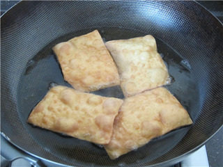 7、杂粮煎饼果子,起油锅，热锅入凉油，大火烧至6成热时，转中火，逐片下入面皮，待一面炸至金黄色时翻面，炸至两面金黄酥脆