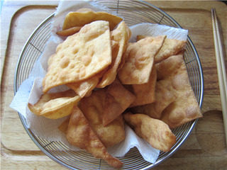 8、杂粮煎饼果子,捞出果子，在厨房纸上吸吸多余油脂，备用