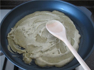 10、杂粮煎饼果子,加入面糊，转动锅子摊匀或立即用平锅铲摊平摊薄