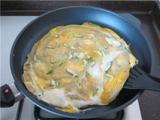 12、杂粮煎饼果子,鸡蛋上撒上适量葱花，待鸡蛋基本凝固时，用锅铲轻轻转动面饼离开锅底，并小心翻面；不粘锅比较给力