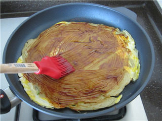 13、杂粮煎饼果子,保持小火继续加热，并在翻过来的一面刷上酱料；（包括一切可以生吃的蘸酱：甜面酱、拌饭酱、海鲜酱、 辣椒酱、XO酱