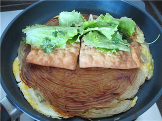 14、杂粮煎饼果子,摆上果子和生菜