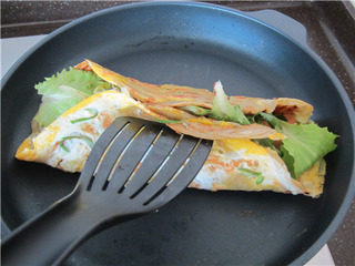 16、杂粮煎饼果子,卷起来，出锅即可