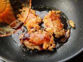 11、照烧鸡腿,倒入刚才调好的照烧汁。