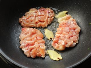 9、照烧鸡腿,鸡皮向下，放入鸡腿开始煎。