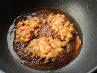 12、照烧鸡腿,可以酌情再加些水，小火炖煮。