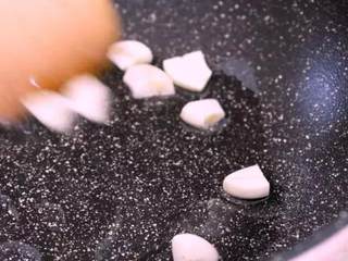 4、换个方法吃腊肉——干锅腊肉茶树菇,热油锅,爆香蒜粒