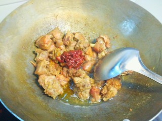 5、干煸醉乡鸭,鸭肉水分煸干后，放入豆瓣酱，炒出红油。