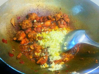 8、干煸醉乡鸭,放入蒜粒，姜粒，炒出香味来。