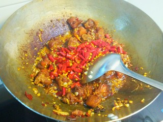 9、干煸醉乡鸭,放入干红辣椒段，炒香，这里可以多炒一会，辣椒段炒的脆脆的，非常好吃。