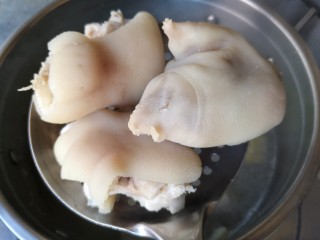 6、黄豆焖猪蹄,焯好的猪蹄沥水捞出。（焯过猪脚的原汤要留着备用）