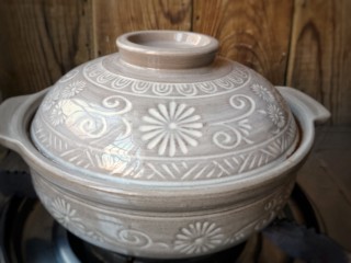 9、黄豆焖猪蹄,再转小火加盖焖至1小时左右。（期间可以开盖看看卤汤的情况，如果汤汁少了可适当添点之前焯猪蹄的原汤，并翻一下猪蹄，以免糊底。）