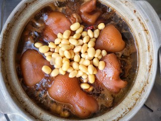 10、黄豆焖猪蹄,然后再加入泡好的黄豆。