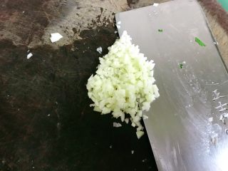 7、潮汕+炒麻叶,蒜切碎。