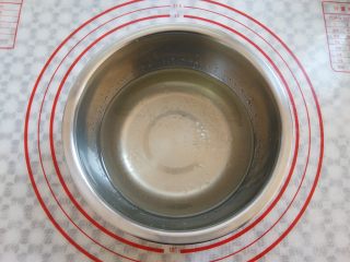 4、桂花糕,糖水与玉米油搅拌均匀，没有大的油泡泡就可以了