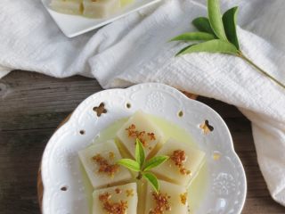 12、桂花糕,摆盘在桂花糕上浇上适量的糖水