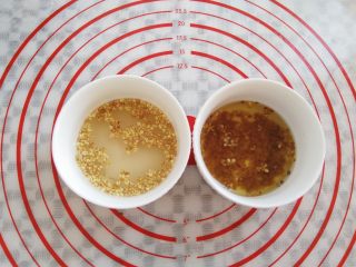 10、桂花糕,做淋面的桂花糖水，左边是新鲜的桂花，右边是已经腌制好的糖桂花（糖桂花加温开水，加点蜂蜜），建议用腌制过的桂花糖水淋面