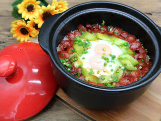 8、广式腊肠煲仔饭,打开盖子，撒上小葱末，香喷喷的煲仔饭就可以开吃啦！