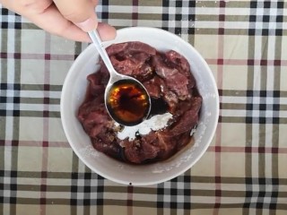 3、杭椒牛柳,牛肉切好放入碗中，加少许胡椒粉，半勺淀粉，两勺生抽，少许老抽，三勺料酒，