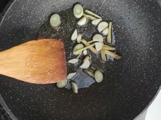 6、杭椒牛柳,另起锅烧油放葱姜爆香