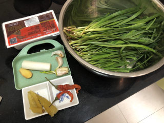 1、韭菜炒鸭血➕落红不是无情物,食材合照：华英鸭血一盒，韭菜250g，葱白一小节，蒜三瓣，姜一小片，干辣椒两个，泡椒三四个