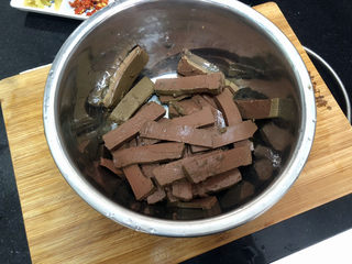 2、韭菜炒鸭血➕落红不是无情物,鸭血取出切小块