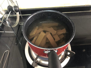 3、韭菜炒鸭血➕落红不是无情物,坐锅烧水，水开，下鸭血