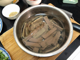 6、韭菜炒鸭血➕落红不是无情物,捞出浸凉水备用