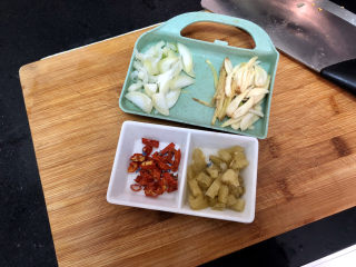 7、韭菜炒鸭血➕落红不是无情物,葱白洗净切末，姜去皮切姜丝，蒜剥皮切蒜片，干辣椒、泡椒切小段