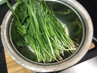 8、韭菜炒鸭血➕落红不是无情物,韭菜择好，洗净控水