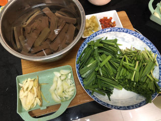 10、韭菜炒鸭血➕落红不是无情物,全部食材准备好