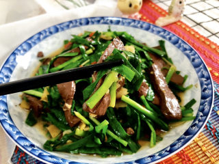 27、韭菜炒鸭血➕落红不是无情物,这道韭菜炒鸭血，做法简单，韭菜味浓鲜嫩，鸭血入味滑嫩，营养丰富，开胃又下饭。喜欢的小伙伴们，快来试试看吧????