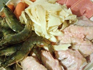 2、麻辣香锅,鸡中翅两边划刀，三明治切片，脆皮肠开十字刀，牛百叶切细，虾洗干净