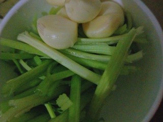 4、麻辣香锅,芹菜切段，蒜去皮待用