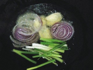 5、麻辣香锅,材料全部已准备好，开始炸香油，油适量先放入洋葱，姜片，再放入葱白，最后才放葱绿。慢火炸出香油