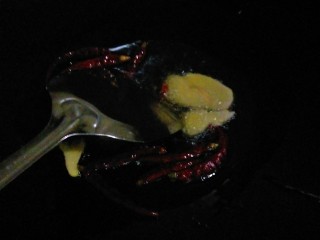 11、麻辣香锅,锅里放猪油还有之前炸好的香料油，再放入干辣椒，姜片