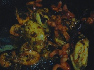 13、麻辣香锅,把过了油的鸡中翅，脆皮肠，虾放入翻炒一会