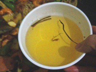 15、麻辣香锅,翻炒一会后倒入炸好的葱油